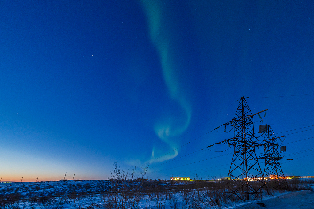 俄罗斯科米共和国上空出现美丽极光