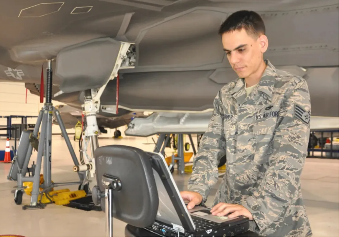 美军人员正在用电脑查看维护数据。图源：美媒