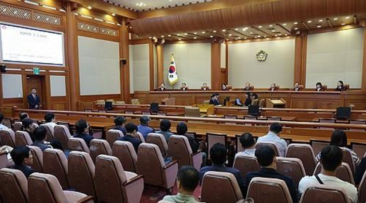 9月26日,韩国宪法法院法官准备就《禁止散发反朝传单法》是否违宪做出