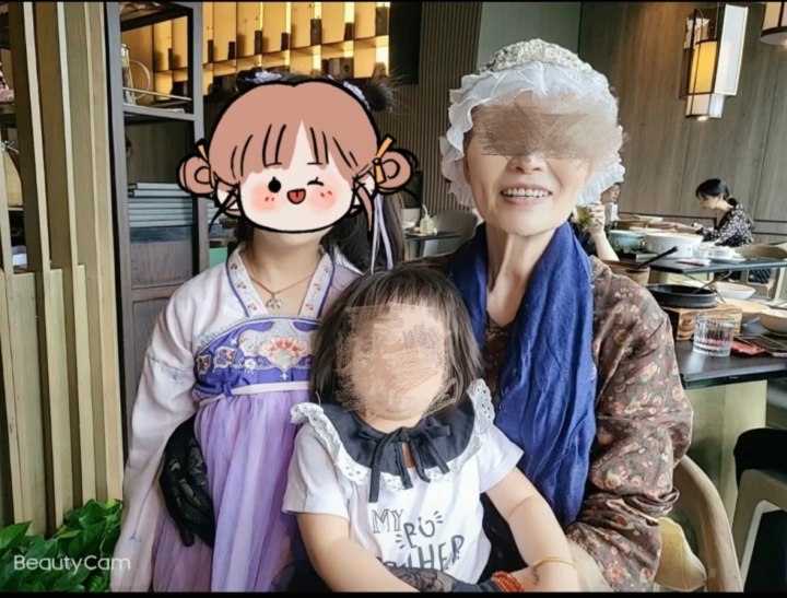 外婆跟两个孩子的合照 受访者供图