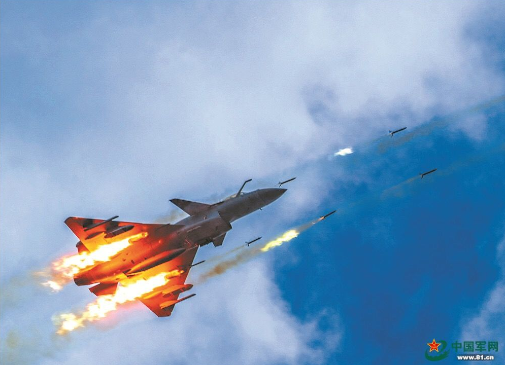 歼-10c战斗机发射火箭弹