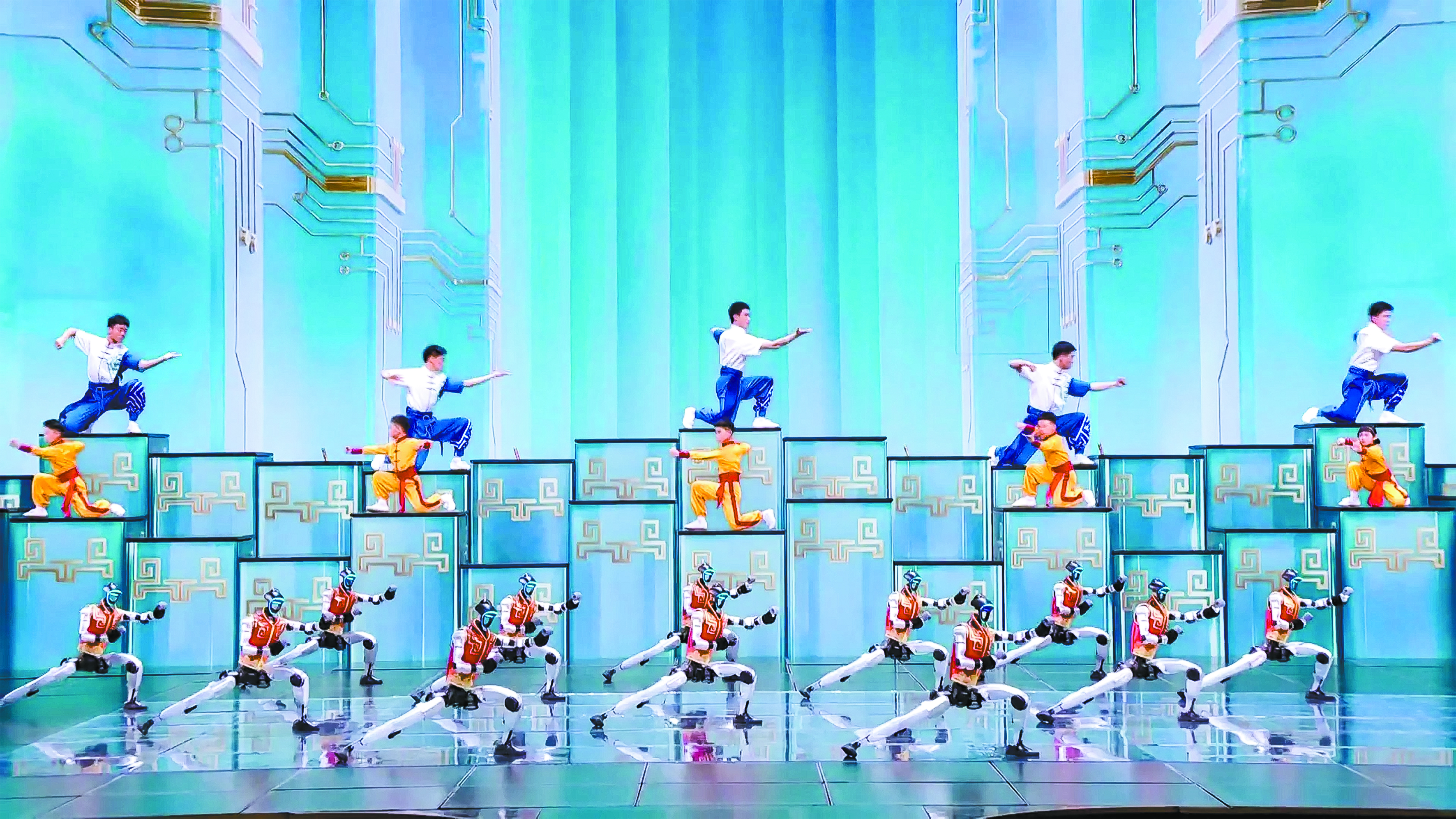 春晚《武BOT》节目中，人形机器人与演员们同台展示武术动作。