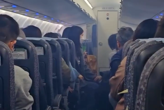 24日，立荣航空一架飞澎湖航班机舱冒烟。图源：台湾“东森新闻云”