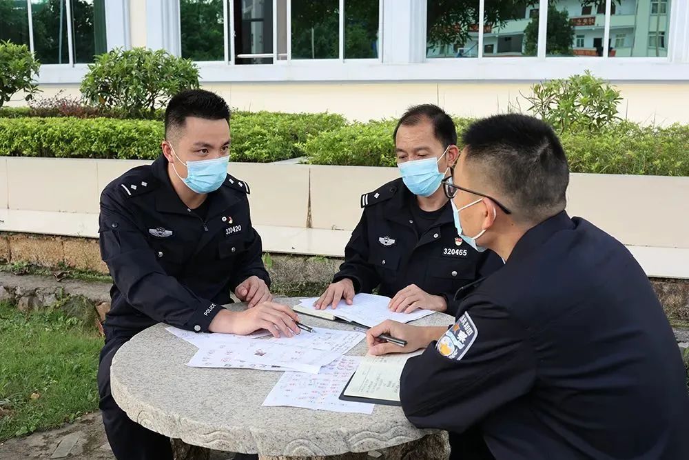 图为移民管理警察分析研判案情.