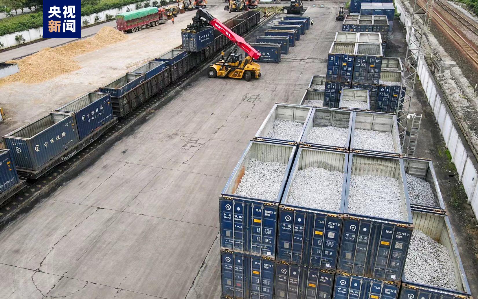 全国首列!广西敞顶集装箱海铁联运班列"一箱到底"模式开启
