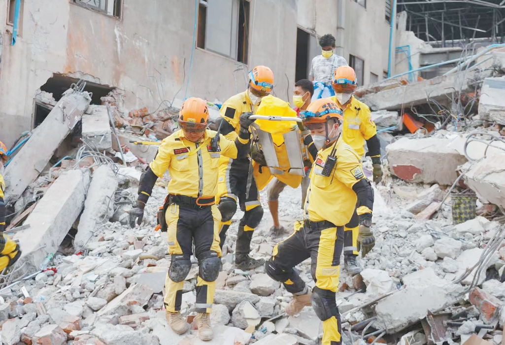 来自中国的救援队抵达缅甸曼德勒震区后，立即开展救援工作。（图片由救援队提供）
