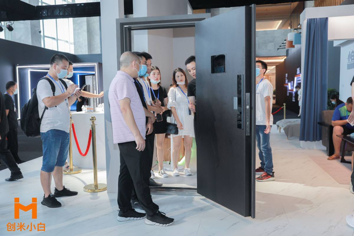 创米科技发布小白智慧门h1集成智能猫眼智能门锁永不断电