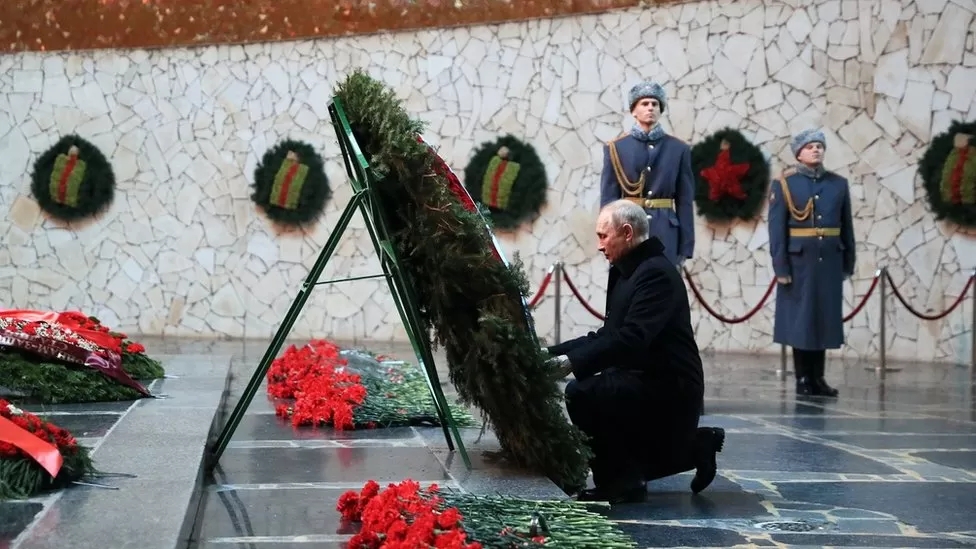 2月2日，普京在纪念斯大林格勒保卫战胜利80周年活动上敬献花圈。图源：外媒