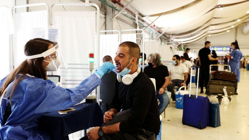 10月，以色列特拉维夫本古里安机场，医护人员为旅客取样
