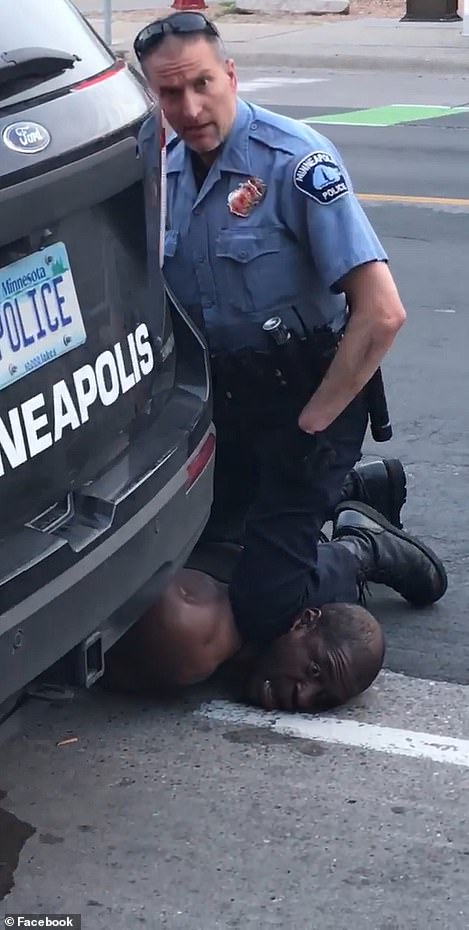25日，一名美国黑人被警察跪压致死（脸书）