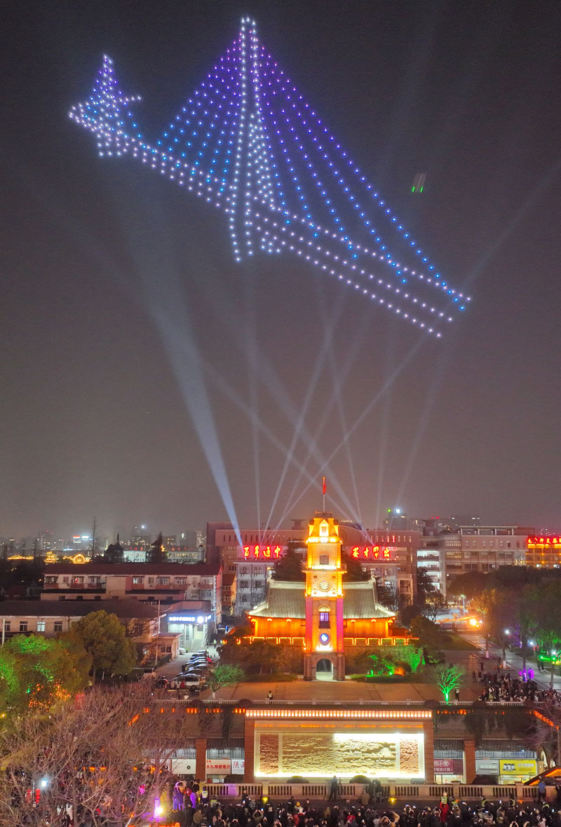 无人机灯光秀贺新春 江苏南通南大街人头攒动