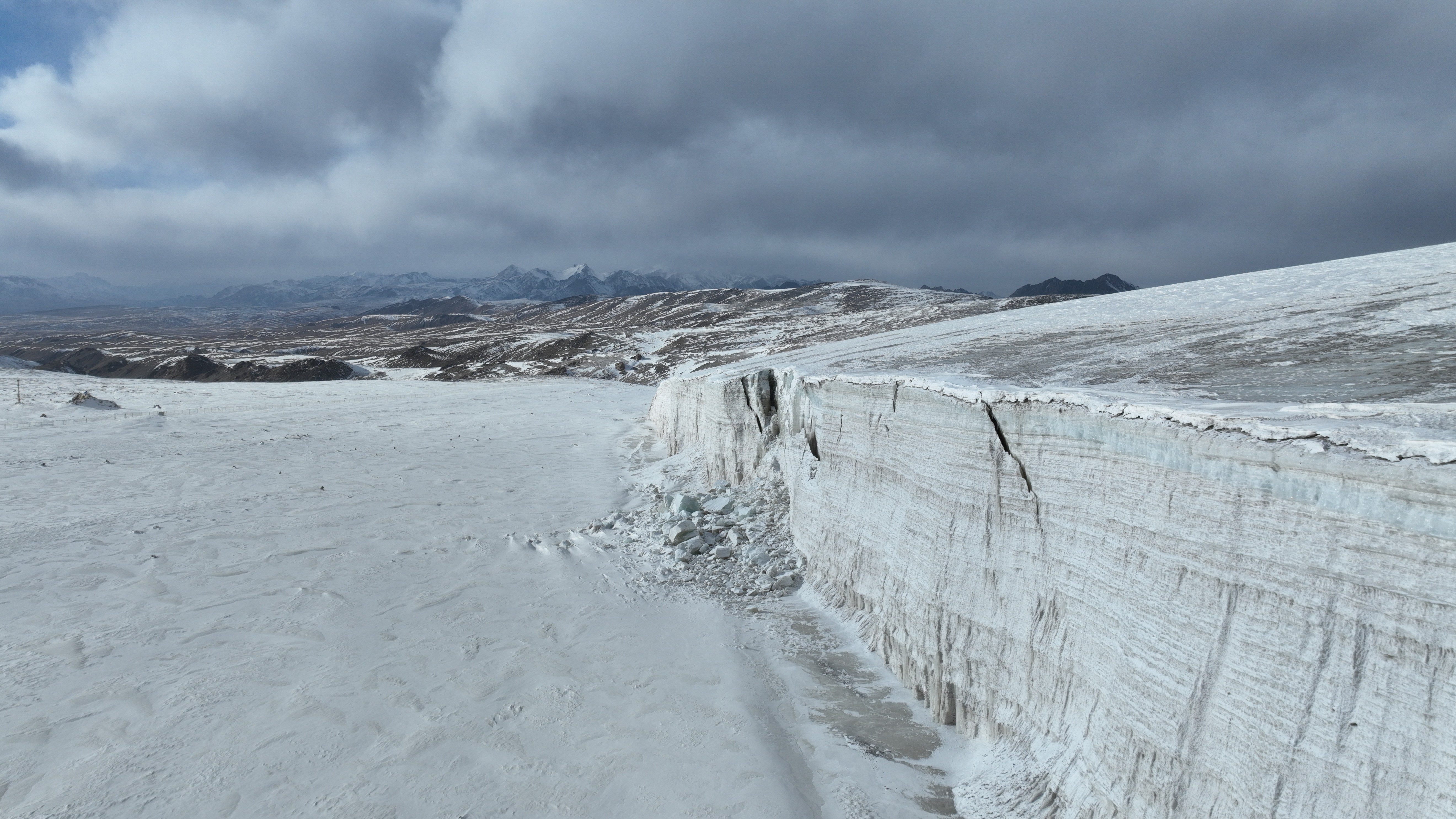 航拍青海祁连八一冰川