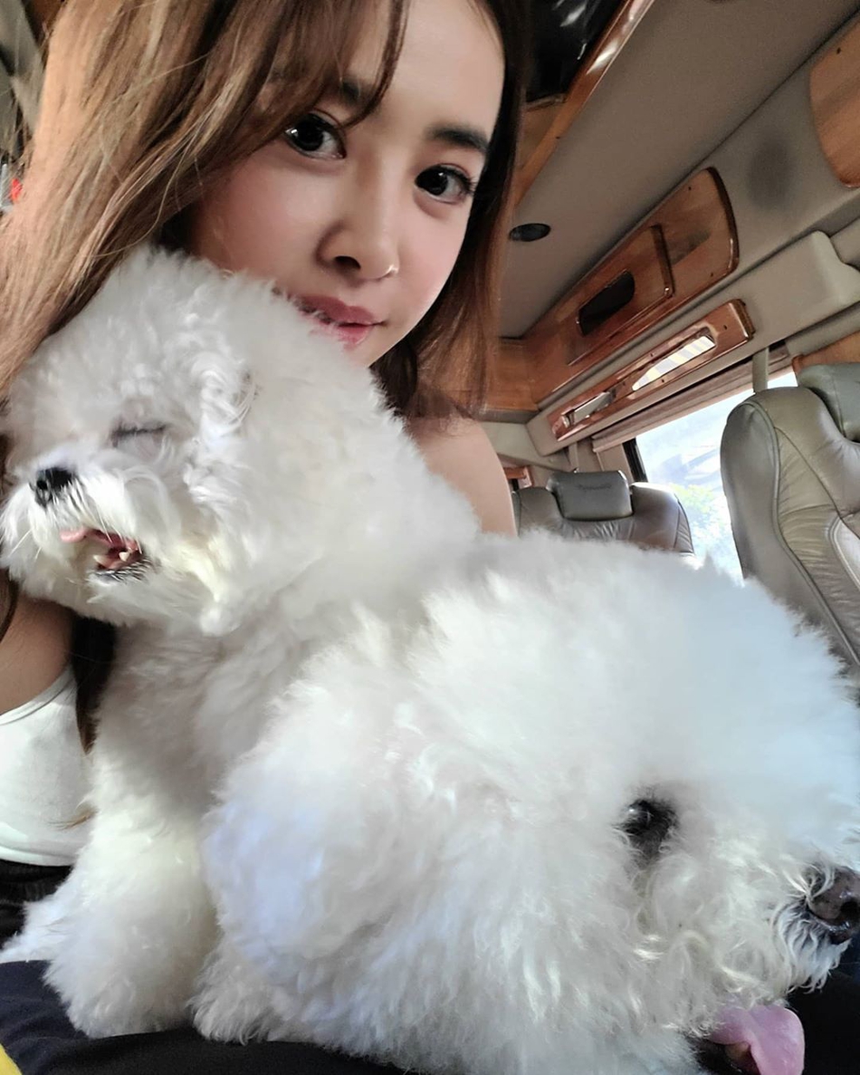 蔡依林穿白色背心小露香肩02怀抱小狗浅笑眼神温柔