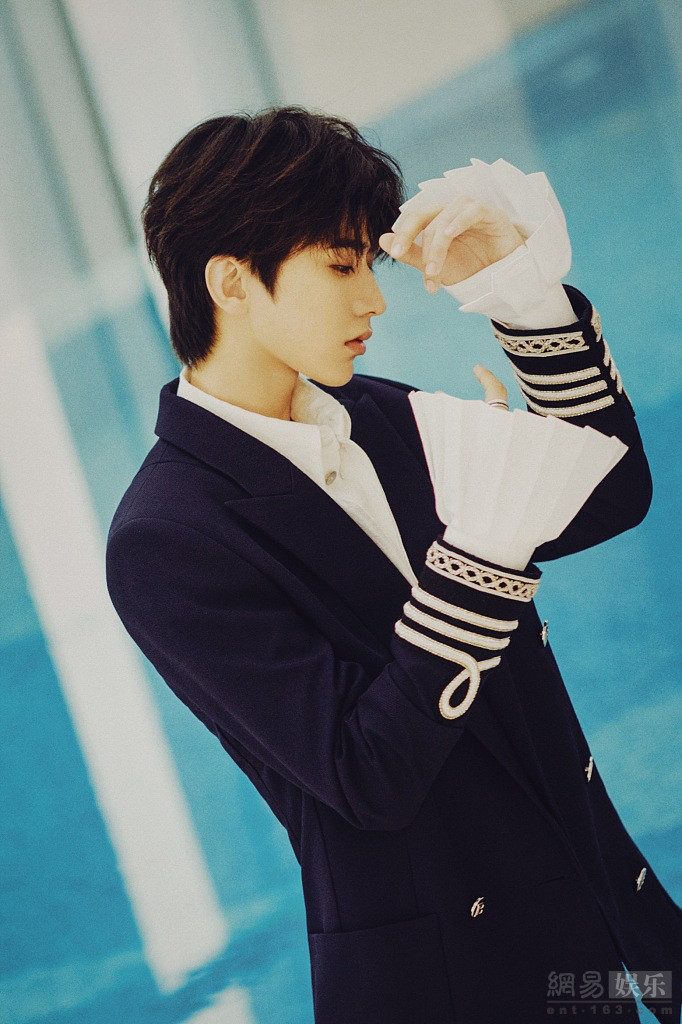 蔡徐坤穿宫廷风外套拍写真儒雅帅气