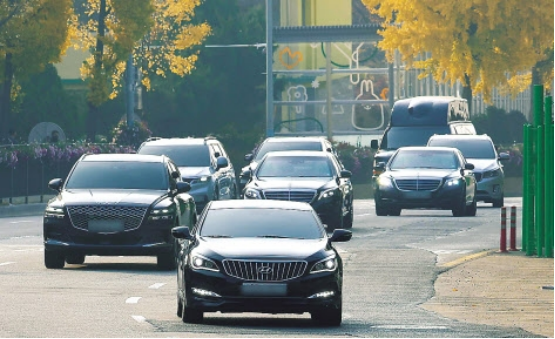 8日一早,尹锡悦首次从新官邸出发,乘车上班。图自韩媒