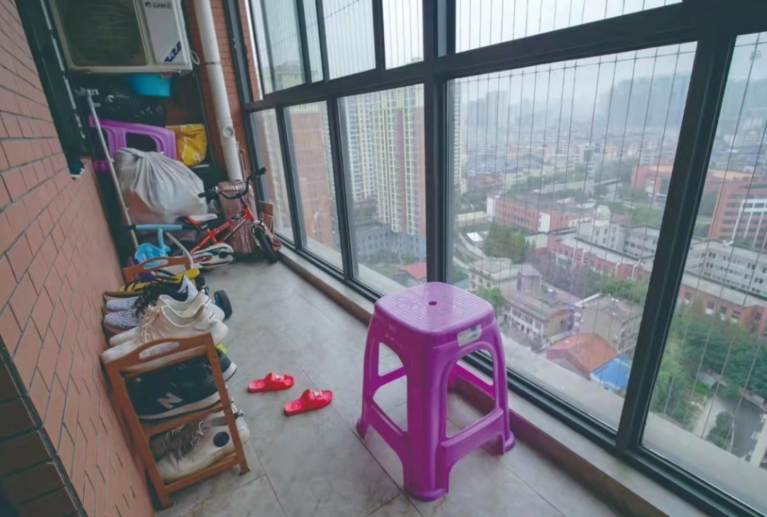 离奇4岁女童20楼窗外爬到18楼