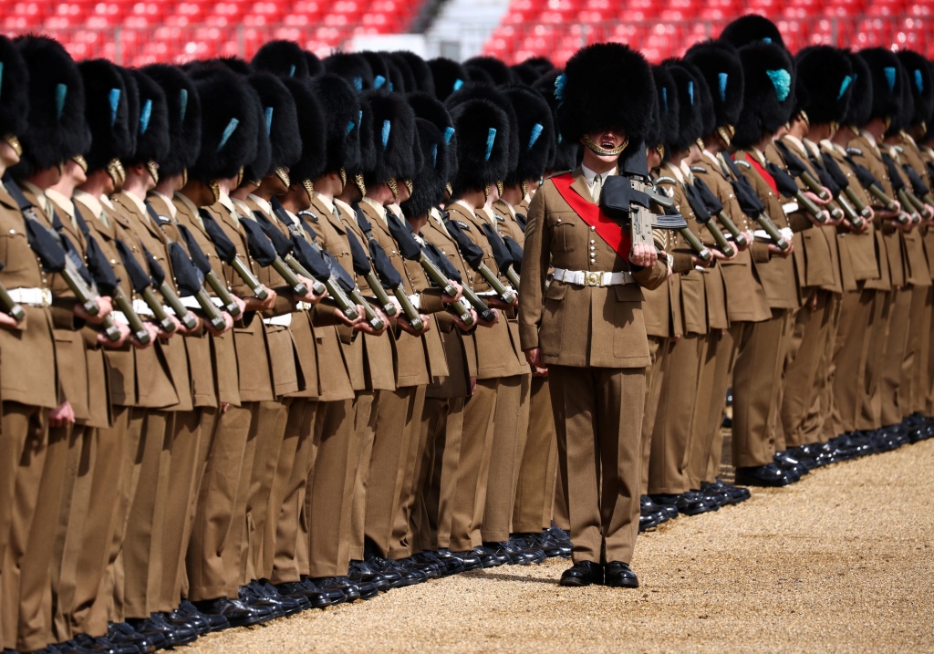 英国举行女王白金千禧年阅兵最后一次彩排