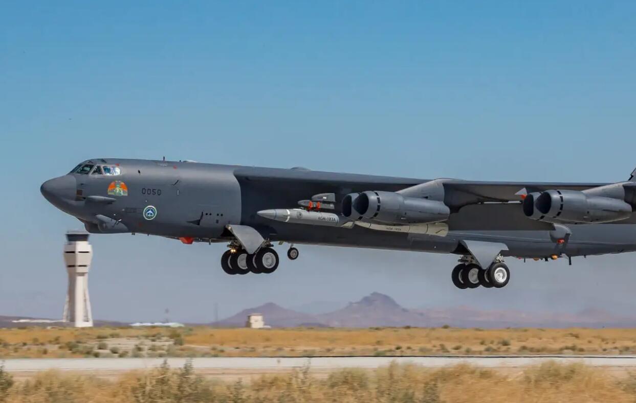 美军B-52H轰炸机同时挂载两枚AGM-183高超音速导弹起飞