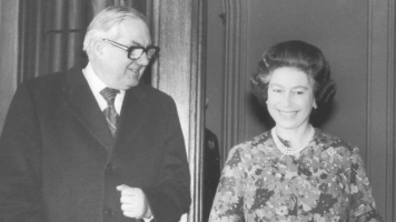 1977年，首相詹姆斯·卡拉汉在温莎城堡与英国女王伊丽莎白二世午餐。图自BBC