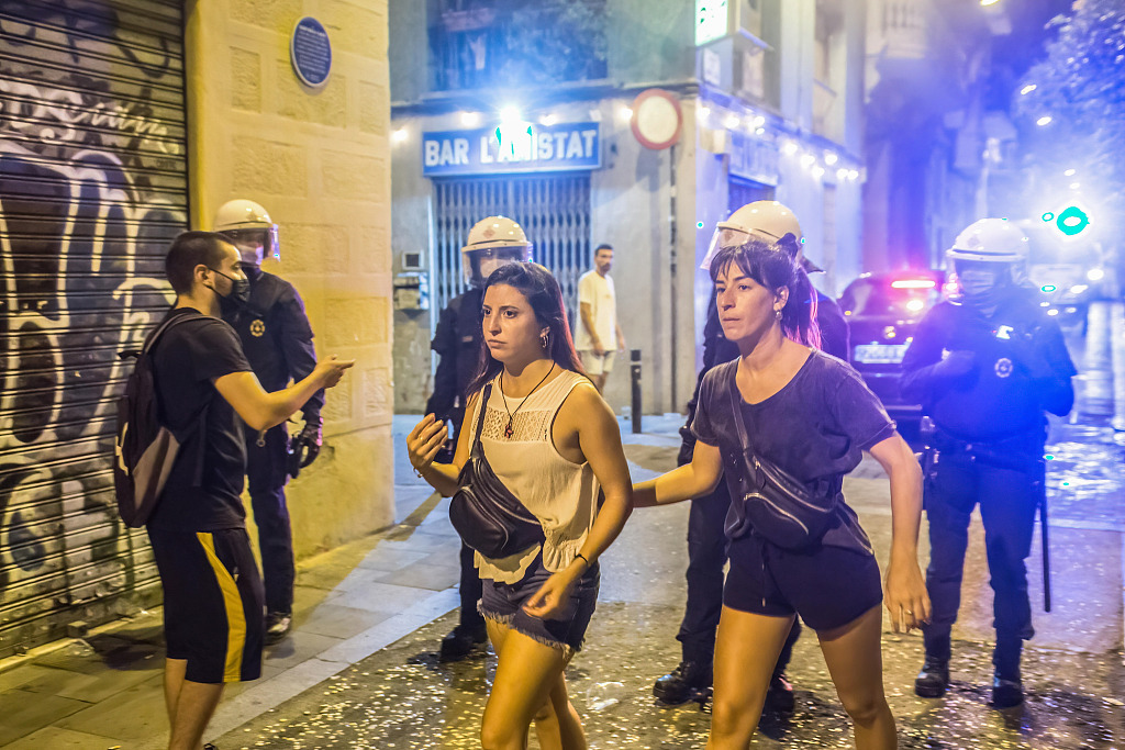 西班牙民众庆祝宵禁结束警察站岗巡逻