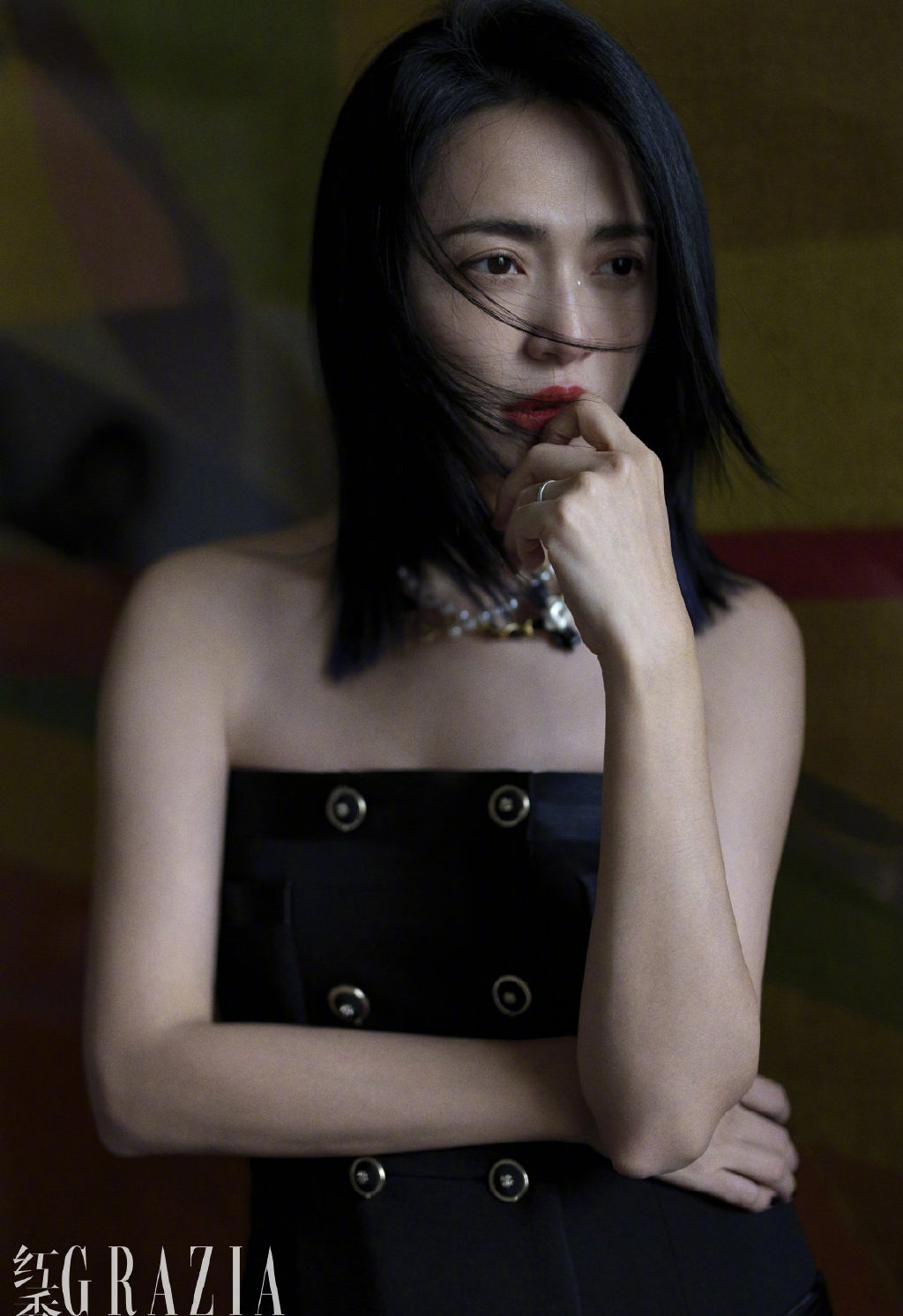 姚晨穿抹胸裙秀傲人身材泪眼珍珠妆容独特又别致