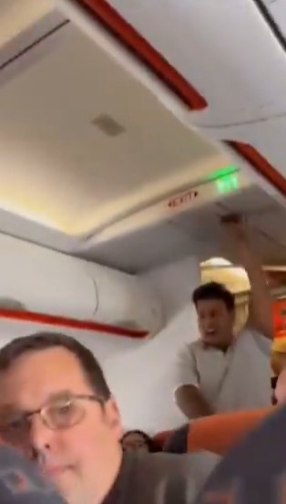 英国易捷航空航班上,一名男子高喊“我要炸毁飞机!” 英媒视频截图