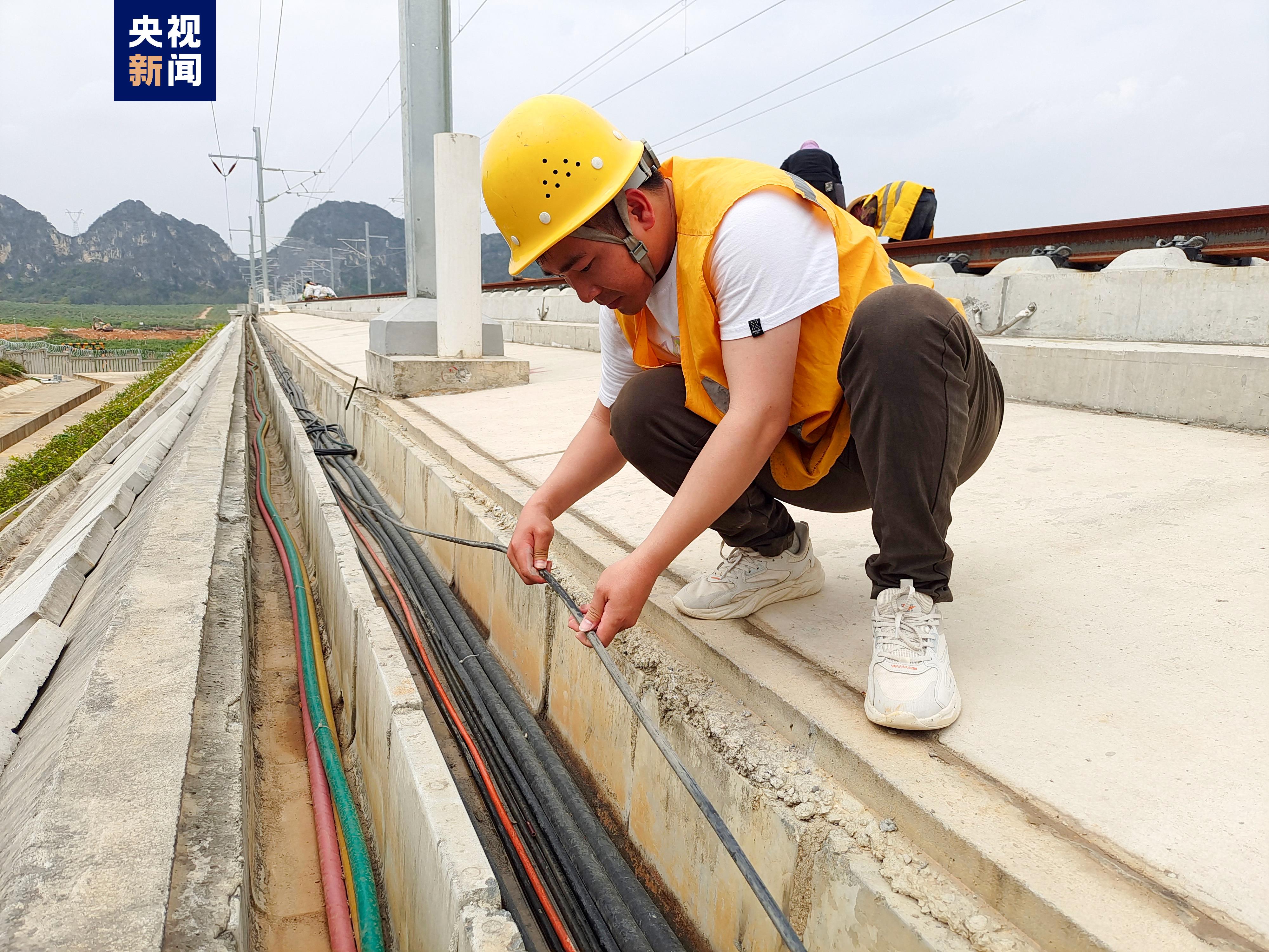 施工单位在隧道,桥梁等信号覆盖较差的地方增设数字直放站,并通过光缆