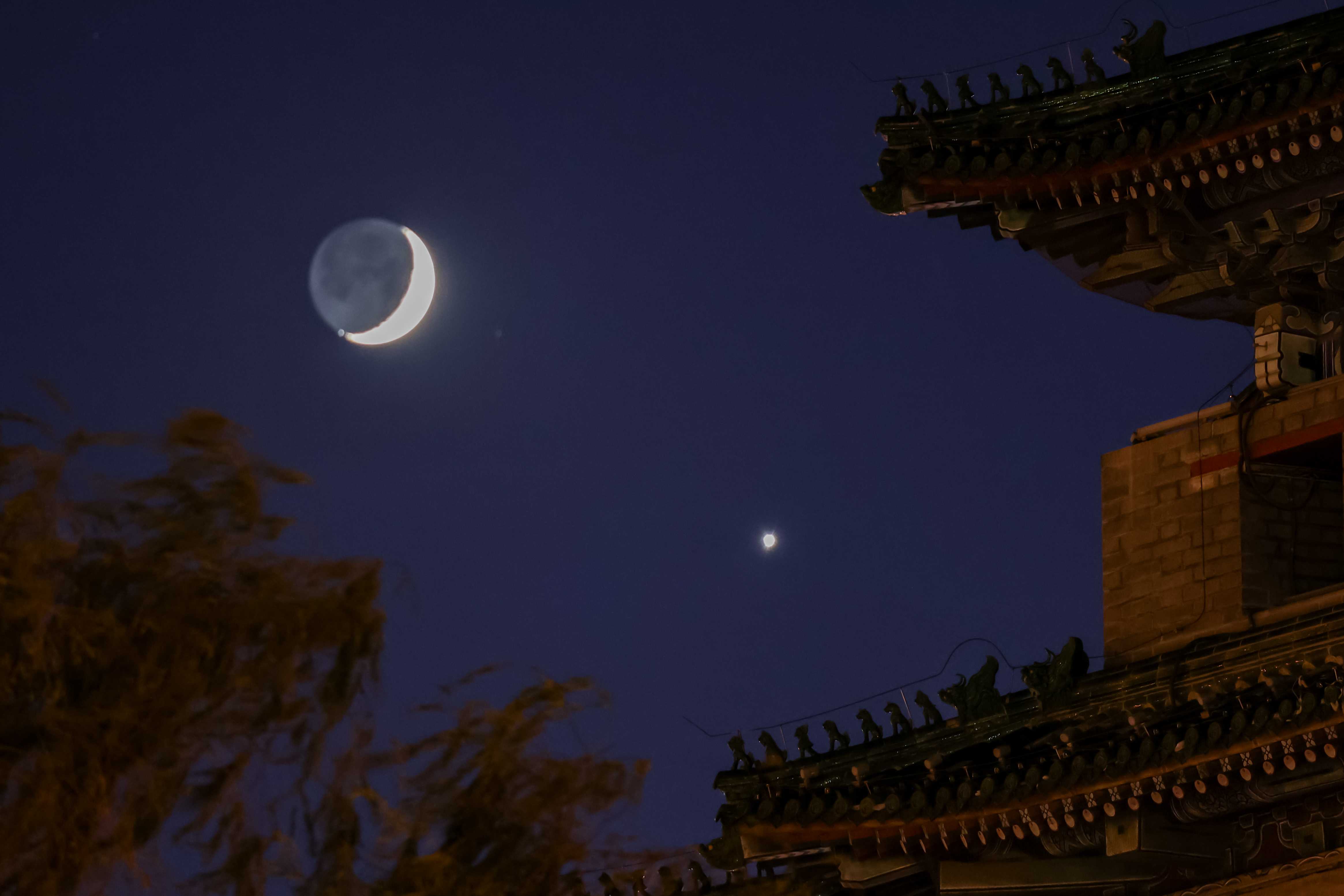 2021年11月8日傍晚,北京,金星合月亮相天宇
