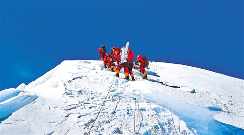 5月27日，中国2020珠峰高程测量登山队成功登顶世界第一高峰珠穆朗玛峰。 边 巴摄