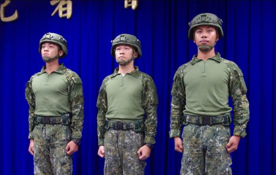 台军士兵身着“透气战斗衫”进行展示