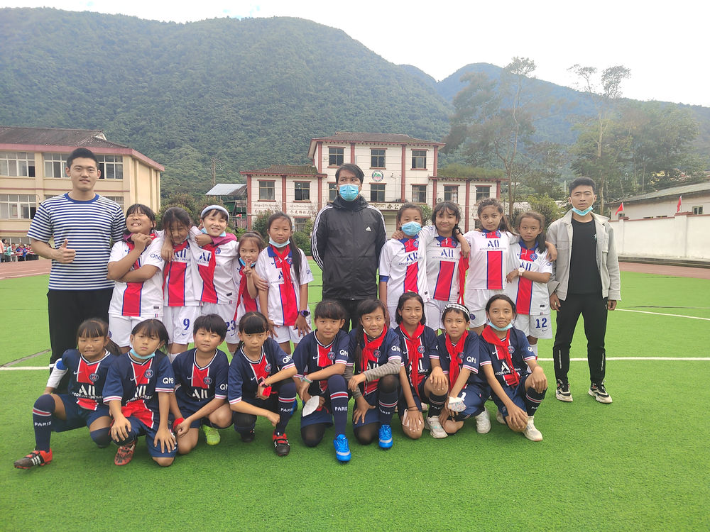 西藏墨脱县完全小学阳光女子足球队在一次比赛后合影留念(10月28日摄)