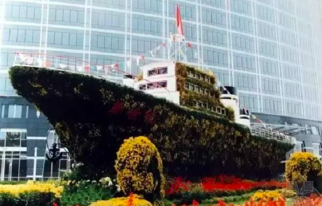 The flowerbed was not installed on the square due to the military parade in 1999. The photo shows a flowerbed in the shape of a ship along the Chang’an Avenue.