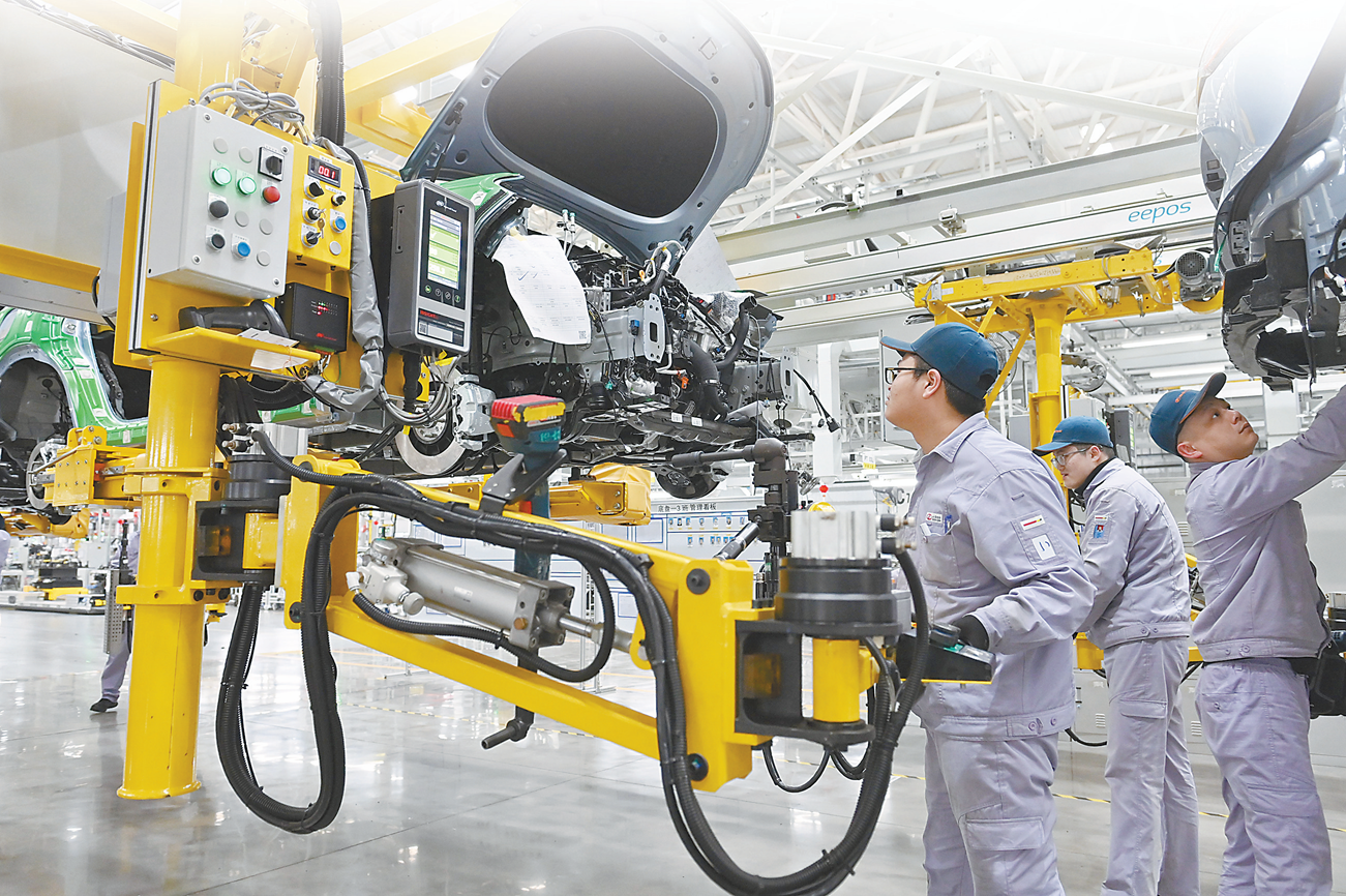 图为重庆一家新能源汽车智慧工厂的总装车间.(视觉中国)