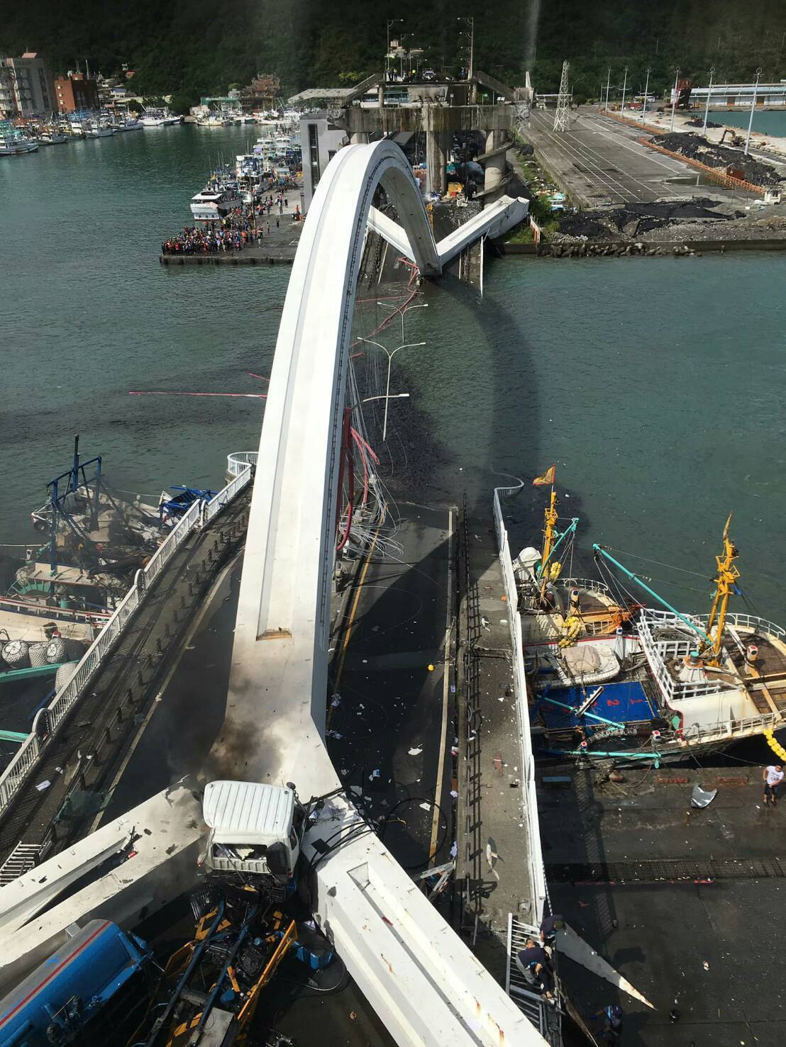 台湾宜兰县南方澳跨港大桥坍塌（图源：台湾《联合报》）