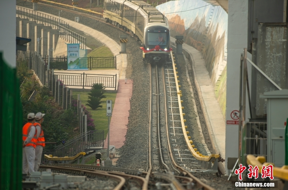 中国首列齿轨列车在四川资阳下线