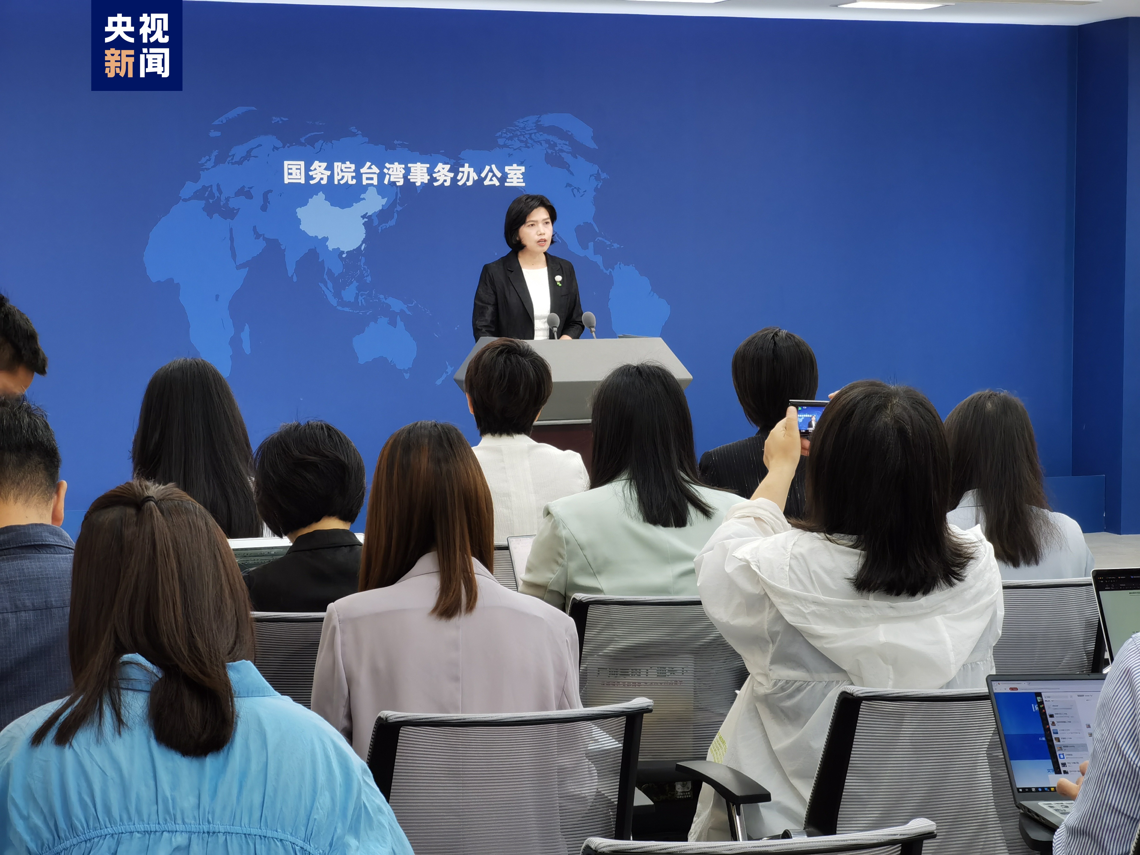 对此,发言人朱凤莲表示,据了解,商务部4月22日收到大陆相关业者提交的