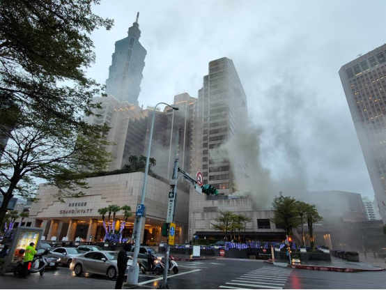 位於台北信義區的君悅飯店內部今天傍晚17時發生火災並冒出濃煙。 圖自台灣“中時新聞網”