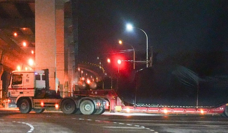 运送M1A2T的卡车于7月28日凌晨离开港区。图源：台媒