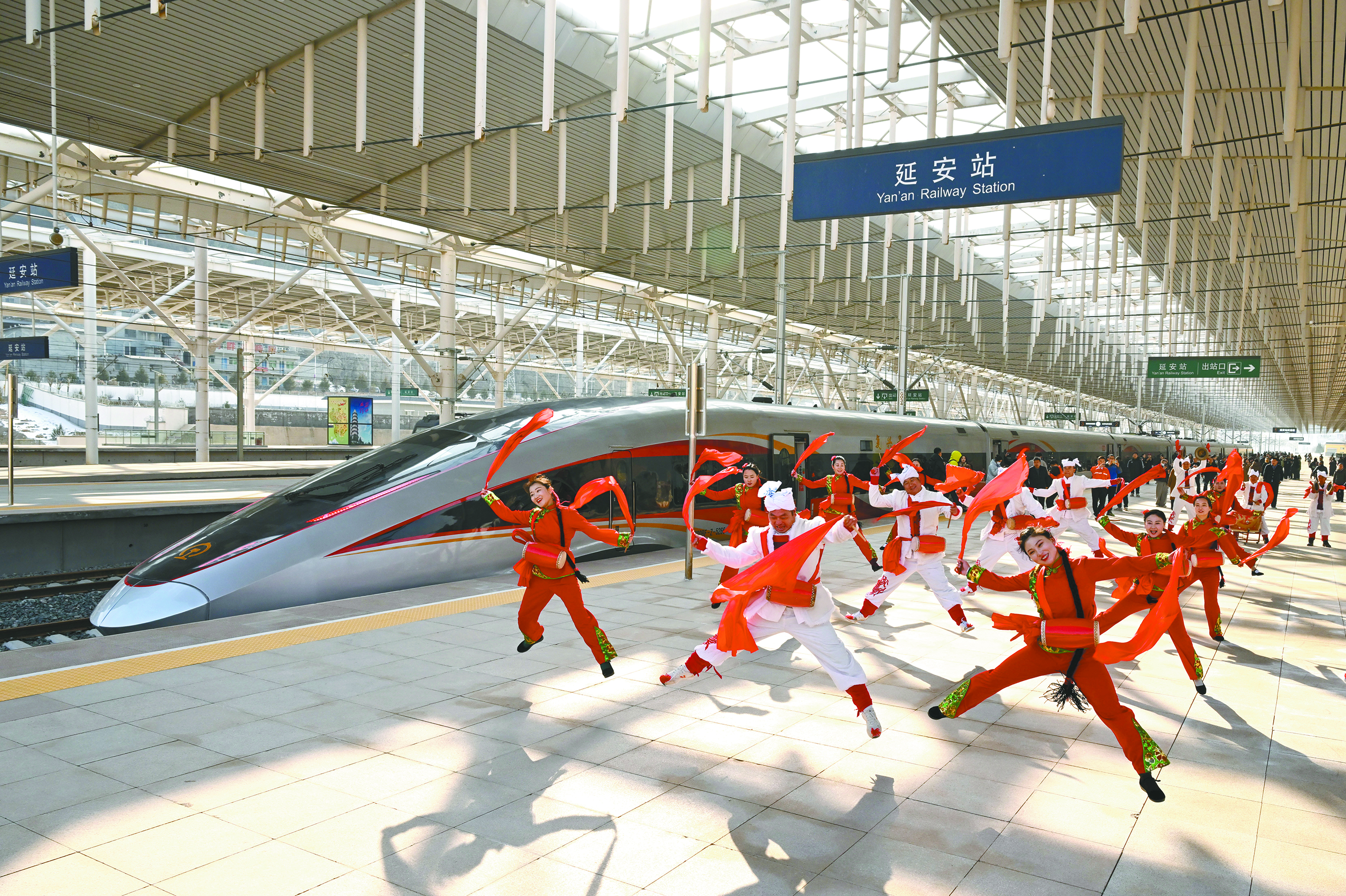 12月26日，西延高铁开通运营，我国高铁运营里程突破5万公里。图为延安站内，身着传统服饰的群众载歌载舞热烈欢迎乘坐C9312次列车的首批旅客。（视觉中国）
