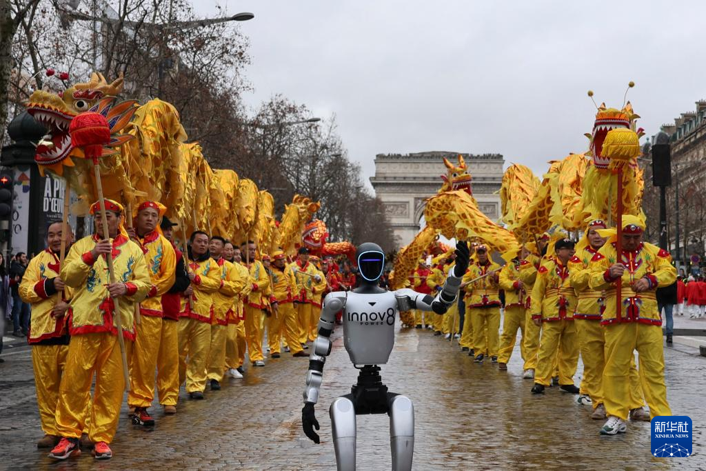 2月1日，在法国首都巴黎的香榭丽舍大街，由宇树科技及其法国代理INNOV8集团提供的机器人参加巡游活动。新华社记者 张百慧 摄