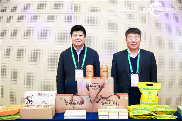 (图:左一 敖汉旗市场监管局局长李立，右一 敖汉旗农牧局局长 赵常山)