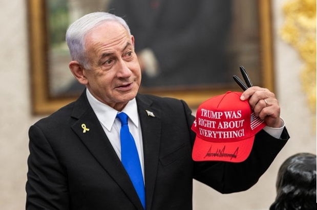 7月8日,白宫发布的照片显示,内塔尼亚胡手持特朗普赠送的红色棒球帽。图自以媒