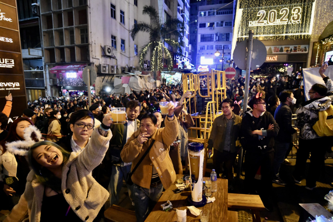 香港市民在兰桂坊举杯畅饮。图自香港星岛网