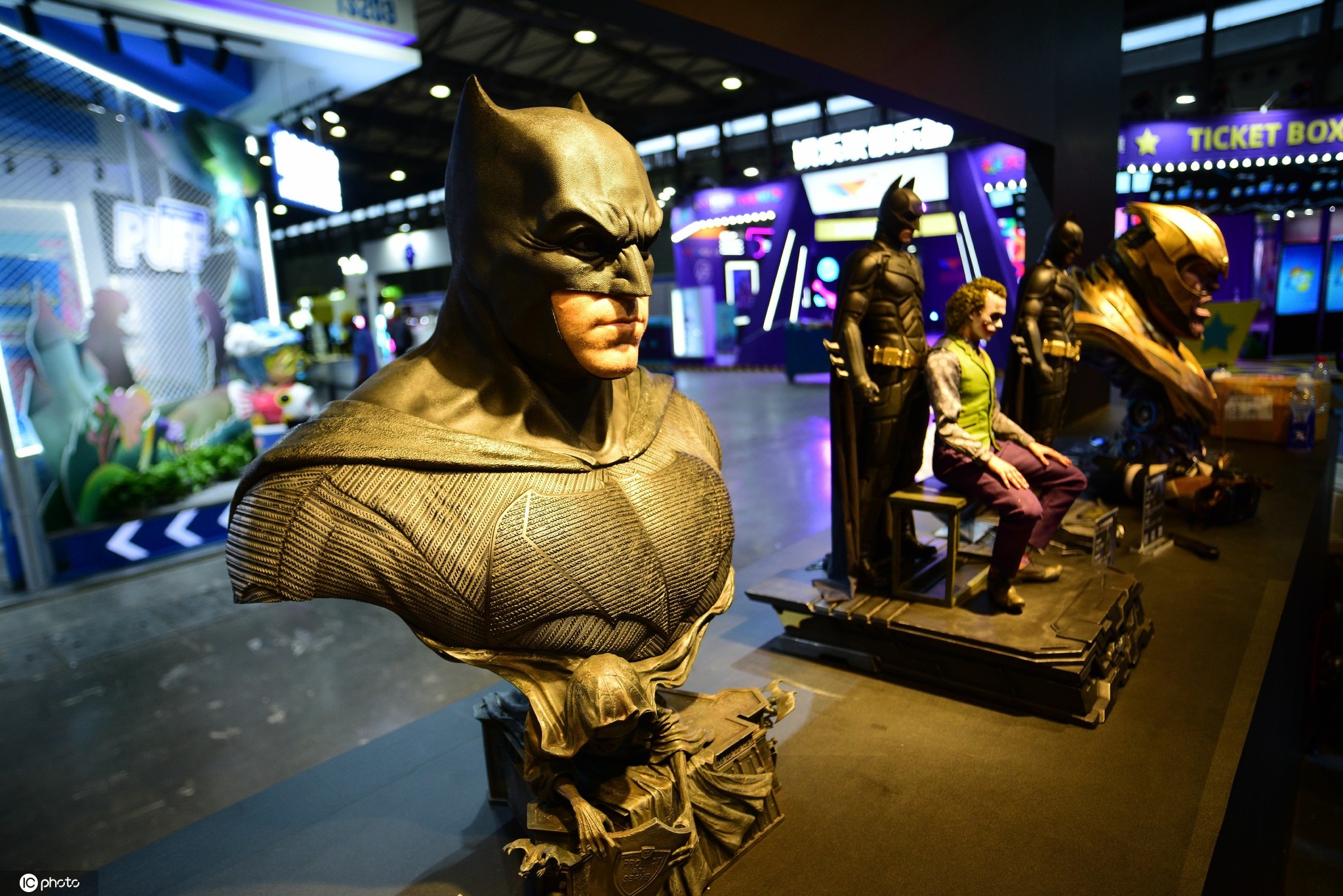 将展出的dc超级英雄模型手办-蝙蝠侠.