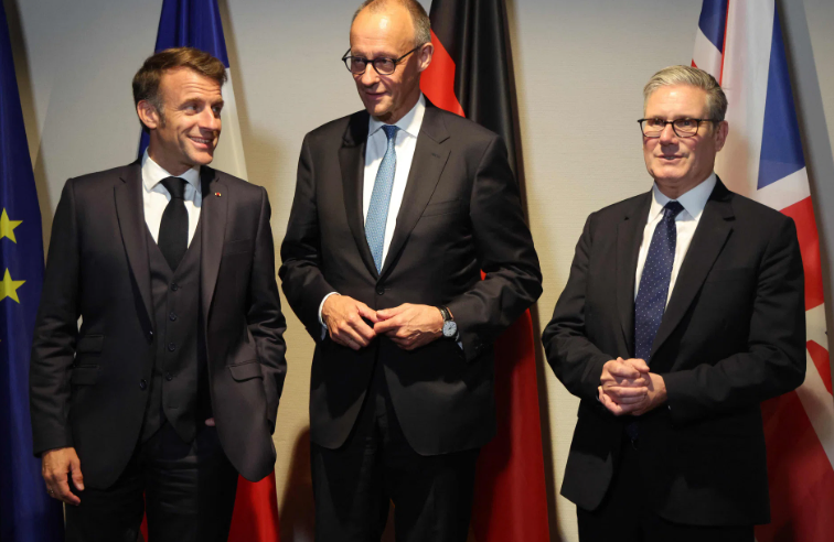 从左至右依次为法国总统马克龙、德国总理默茨、英国首相斯塔默 资料图片 图源:外媒