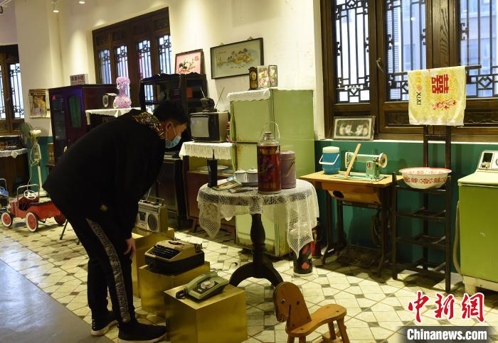 周毅 摄图为市民在80年代客厅里寻找儿时回忆.