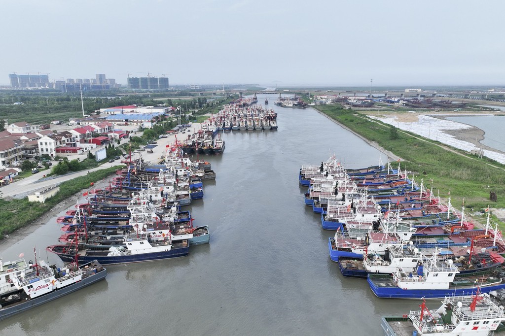 江苏连云港:渔民加紧整理渔船 为开渔做准备