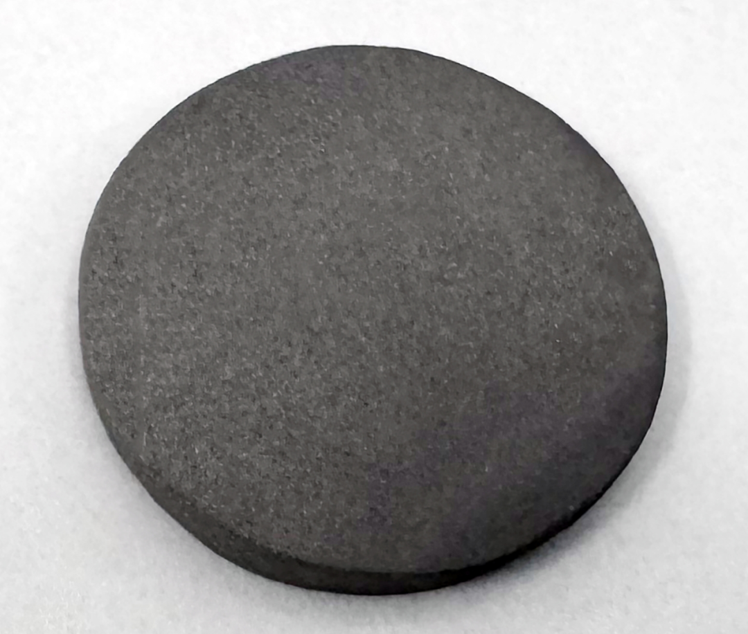 研究团队制备出的高熵多孔硼化物陶瓷材料样品.图片来源:华南理工大学