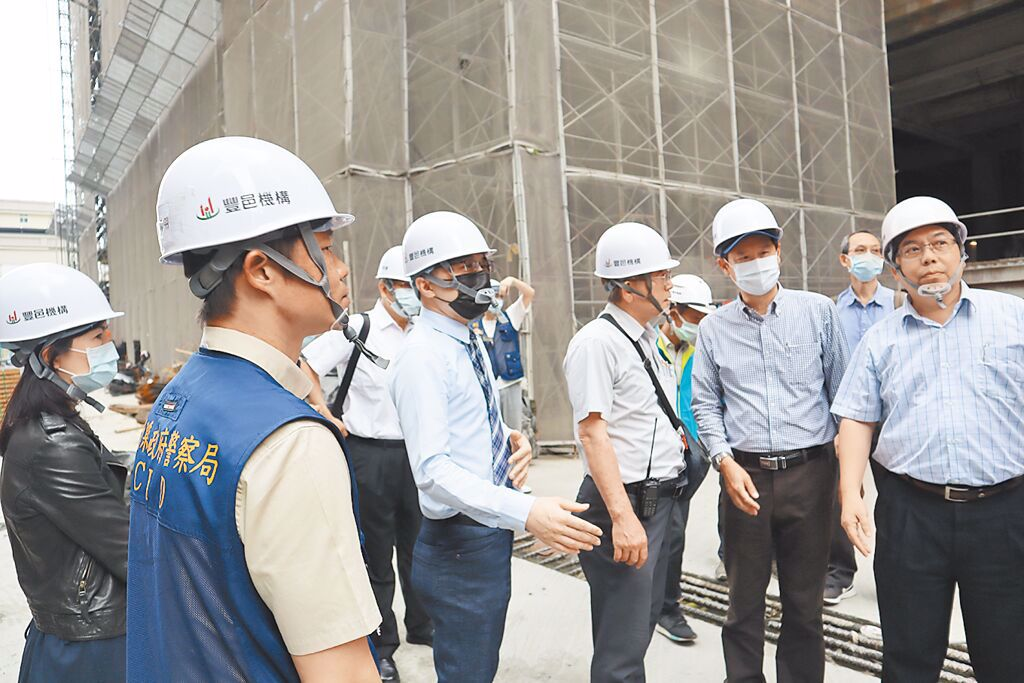 江良渊（右二）涉贪污被收押。（图片来源：台湾中时新闻资料图）