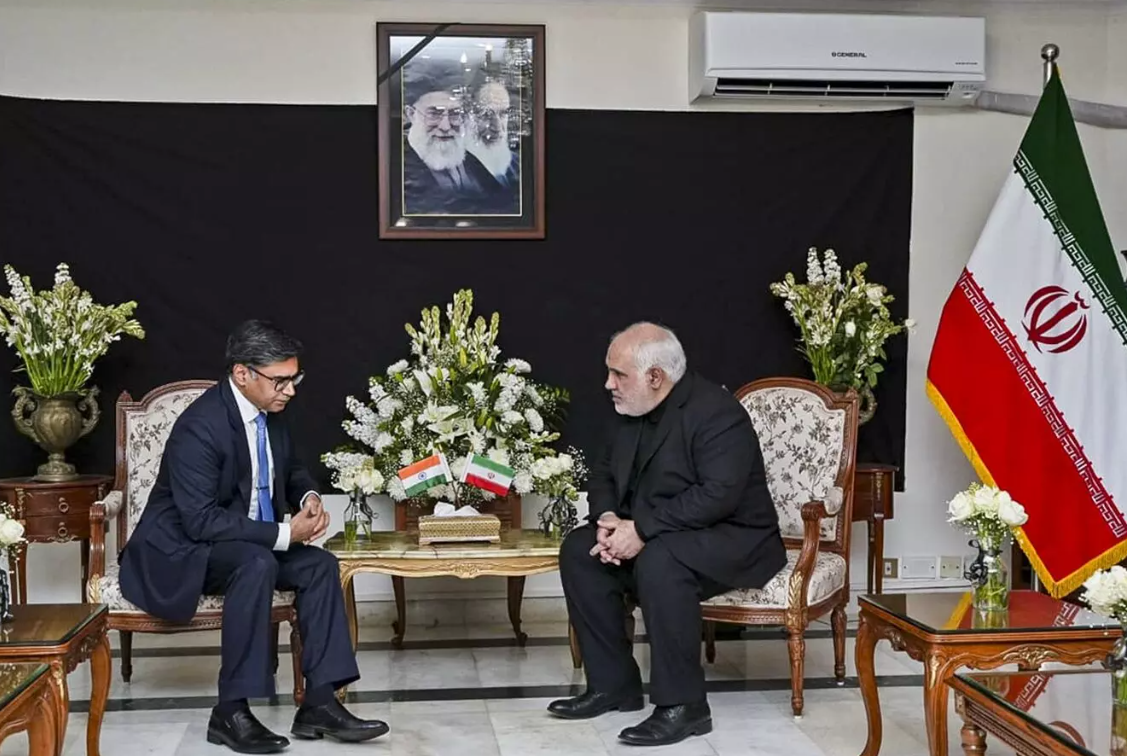 3月5日，在美以对伊朗发动袭击近一周后，印度外交秘书米斯里（左）代表政府参加伊朗驻印大使馆举办的悼念伊朗最高领袖哈梅内伊的活动。此前，印度政府对冲突保持相对沉默。 （图源：《印度教徒报》）    